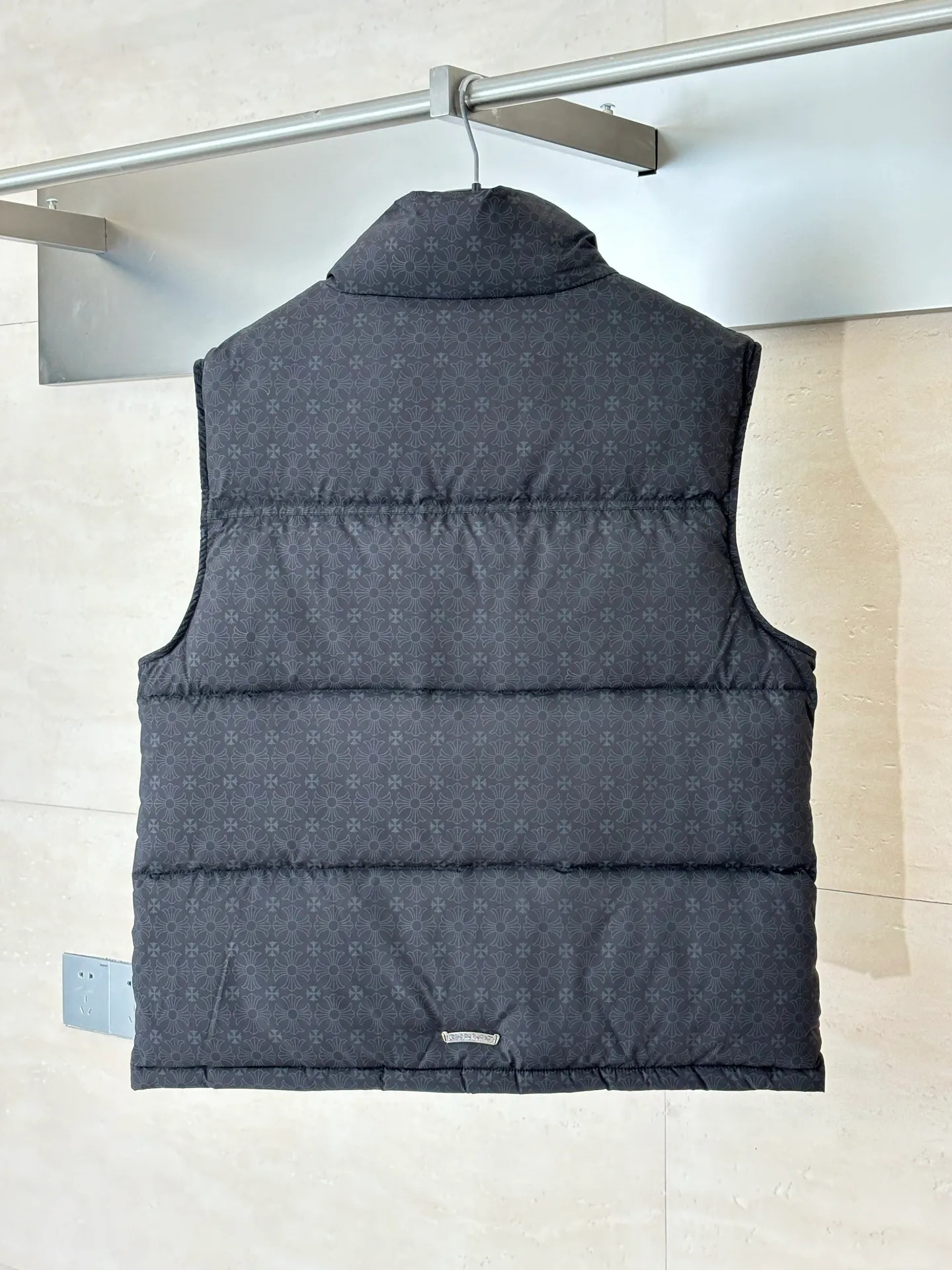 P810 Chrome Heart*/Chrome Heart dark pattern jacquard down vest uses a unique dark pattern jacquard process to make the fabric visually present a rich layering and three-dimensional effect, which is both beautiful and fashionable. High-quality fabrics, special fabrics that are waterproof, stain-proof and breathable, ensure the practicality and comfort of the clothes. The down filling is full and even, ensuring good thermal insulation performance. Filled with 90 white duck down Size: S/M/L/XL